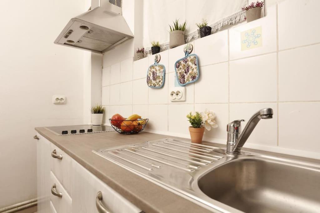 1 Bdrm In Center Appartement *