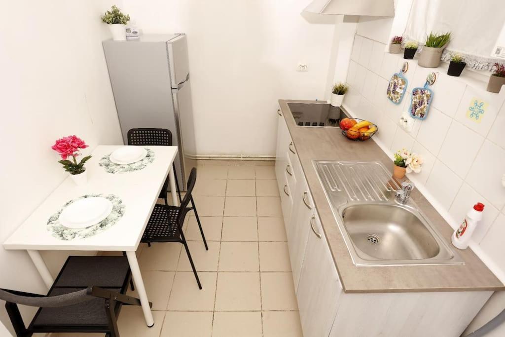 1 Bdrm In Center Bucarest